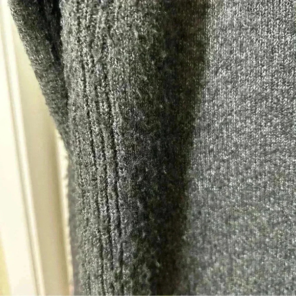 Tahari Gray Long Sleeve Knit Turtleneck Comfortable Soft Sweater Size Medium - Picture 5 of 14